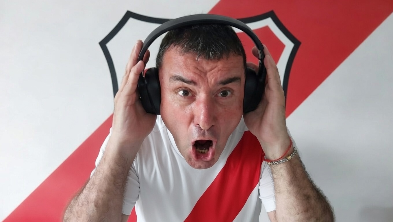 Lito Costa Febre con auriculares, relator de River Plate