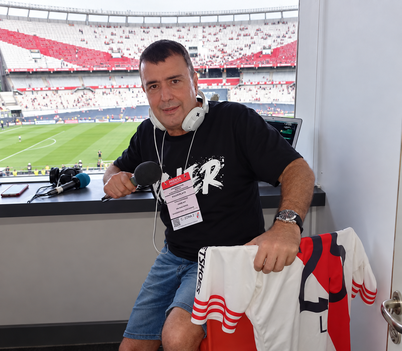 Lito Costa Febre en la cabina del Monumental con la camiseta de River